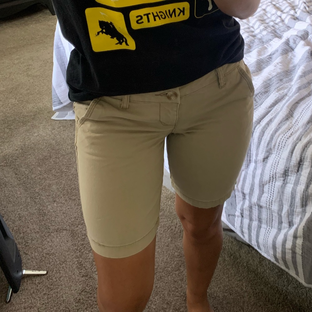Khaki Bermudas